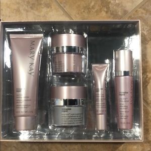 NEVER OPENED—MaryKay Timewise Repair Volu-Firm